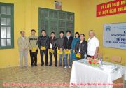 Tặng kỷ niệm cho các môn sinh tham dự Giải thi đấu ở Hội võ thuật Hà Nội lần thứ 26 năm 2012